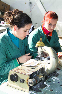 Zapateros y tecnicos calificados para la produccion de nuestros modelos Italianos de zapatos de mujer en pura piel Italiana, nuestro team de disenadores crea colecciones personalizadas para nuestros clientes con marca propia, zapatos de cuero al por mayor para mujer de moda clasica, zapatos de cuero deportivos, sandalias, botas en piel para el mercado de lujo de Estados Unidos, Mexico, Canada, Tejas, California, Florida, New York, Peru, Chile, Brasil, Colombia, Ecuador y todo Latino America zapatos de moda para distribuidores al por mayor a precios de fabrica